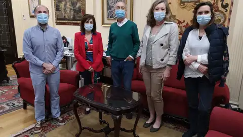 Gonzalo Pérez Jácome, Eugenia Díaz Abella, Felipe Ferreiro, Sofía García-Iturri (secretaria provincial de Cruz Vermella) e Marisa López (coordinadora provincial). Gonzalo Pérez Jácome, Eugenia Díaz Abella, Felipe Ferreiro, Sofía García-Iturri (secretaria provincial de Cruz Vermella) e Marisa López (coordinadora provincial).