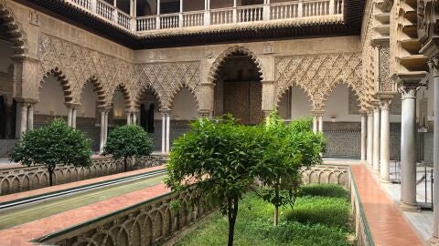 Una imagen completamente inusual del Alc&aacute;zar, sin visitantes ni turistas a la espera de su reapertura el lunes
