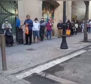La parroquia de Santa Anna de Barcelona no da abasto ante las largas colas de personas que acuden a pedir comida La parroquia de Santa Anna de Barcelona no da abasto ante las largas colas de personas que acuden a pedir comida