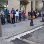 La parroquia de Santa Anna de Barcelona no da abasto ante las largas colas de personas que acuden a pedir comida