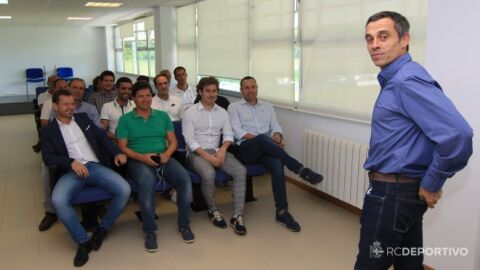 Del Pozo, en primer plano, y Becerra y Varela, con camisa blanca, en primera l&iacute;nea.