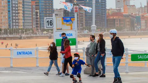 Un grupo de personas pasean por el paseo marítimo de la playa de San Lorenzo de Gijón . Un grupo de personas pasean por el paseo marítimo de la playa de San Lorenzo de Gijón .