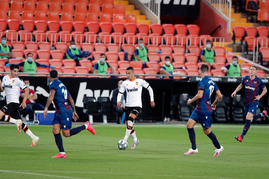 Goles del Valencia 1-1 Levante: Un error de Diakhaby reparte los puntos en el derbi valenciano Goles del Valencia 1-1 Levante: Un error de Diakhaby reparte los puntos en el derbi valenciano