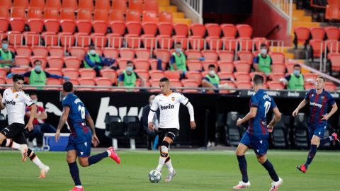 Rodrigo Moreno conduce el bal&oacute;n ante los jugadores del Levante