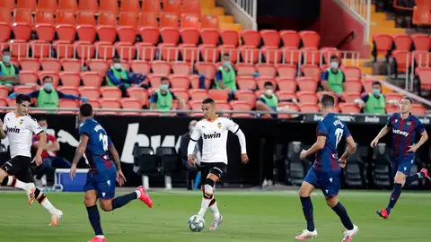 Rodrigo Moreno conduce el balón ante los jugadores del Levante Rodrigo Moreno conduce el balón ante los jugadores del Levante