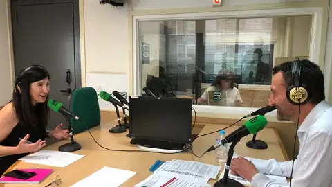 Carlos González y Mayte Vilaseca en los estudios de Onda Cero Elche Carlos González y Mayte Vilaseca en los estudios de Onda Cero Elche