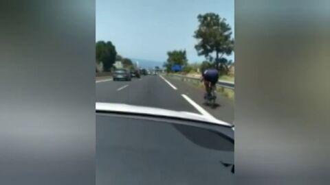 Pillan a un ciclista circulando por el arc&eacute;n de la autopista en Tenerife