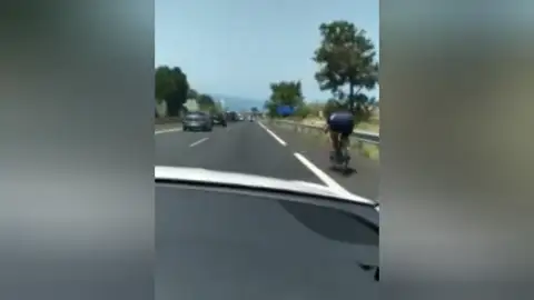Pillan a un ciclista circulando por el arcén de la autopista en Tenerife Pillan a un ciclista circulando por el arcén de la autopista en Tenerife