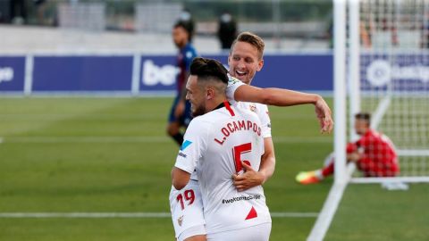 De Jong se abraza con Ocampos. 