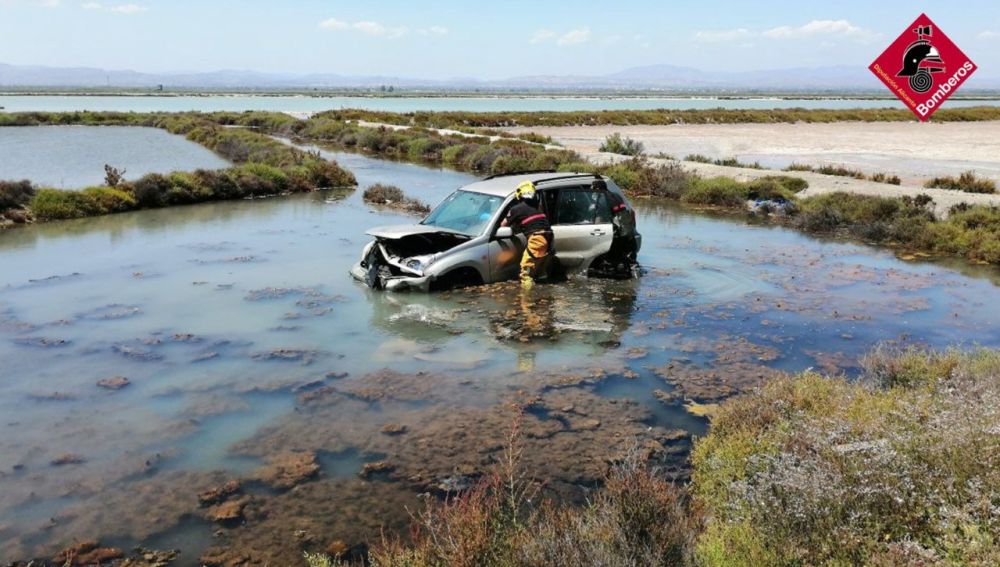 El vehículo siniestrado ha acabado en una de las salinas de Santa Pola.