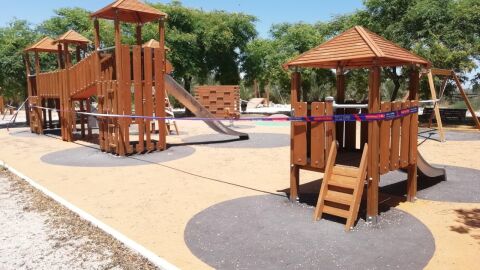 A&eacute;ra de juegos infantiles precintada en Elche con motivo del coronavirus.