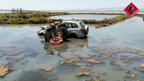 Los bomberos han rescatado a la conductora del vehículo. Los bomberos han rescatado a la conductora del vehículo.