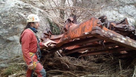 Trabajos de retirada de un cami&oacute;n de hace m&aacute;s de 50 a&ntilde;os en un barranco de Aguas Vivas
