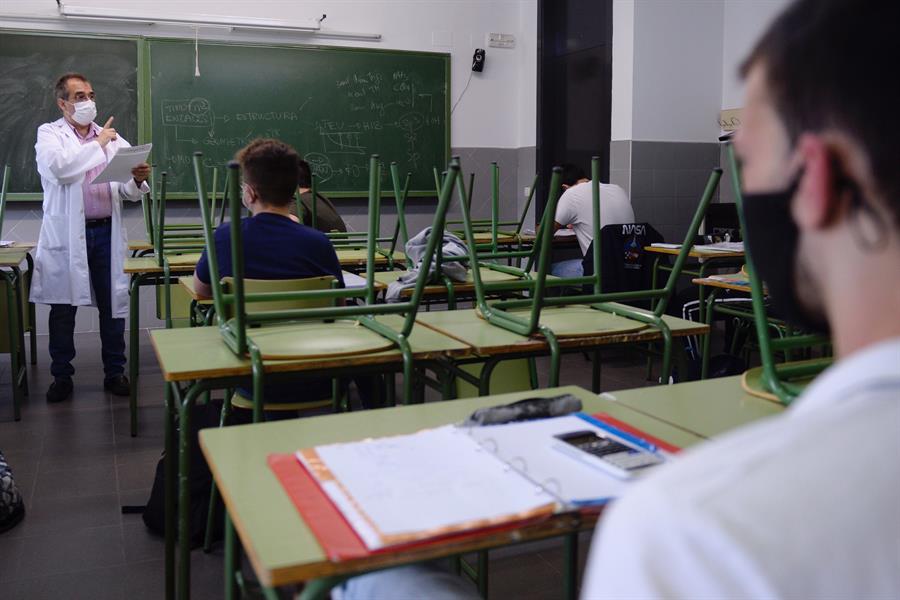 La Junta de Extremadura considera que la última semana de agosto es la fecha "adecuada” para la puesta en común de las estrategias de la vuelta a las aulas, ya que "de lo que se trata es que las comunidades presenten sus planes y ultimar lo relacionado con la vuelta a las aulas en septiembre. La Junta de Extremadura considera que la última semana de agosto es la fecha "adecuada” para la puesta en común de las estrategias de la vuelta a las aulas, ya que "de lo que se trata es que las comunidades presenten sus planes y ultimar lo relacionado con la vuelta a las aulas en septiembre.
