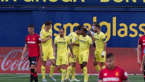 Los futbolistas del Villarreal celebran un gol.