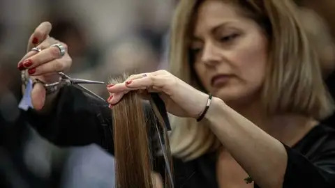 Peluquera cortando el pelo Las peluquerías piden reducción del IVA