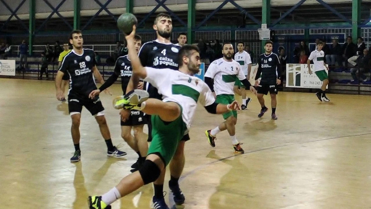 Pepe García y Nico López, en un partido del Club Balonmano Elche.