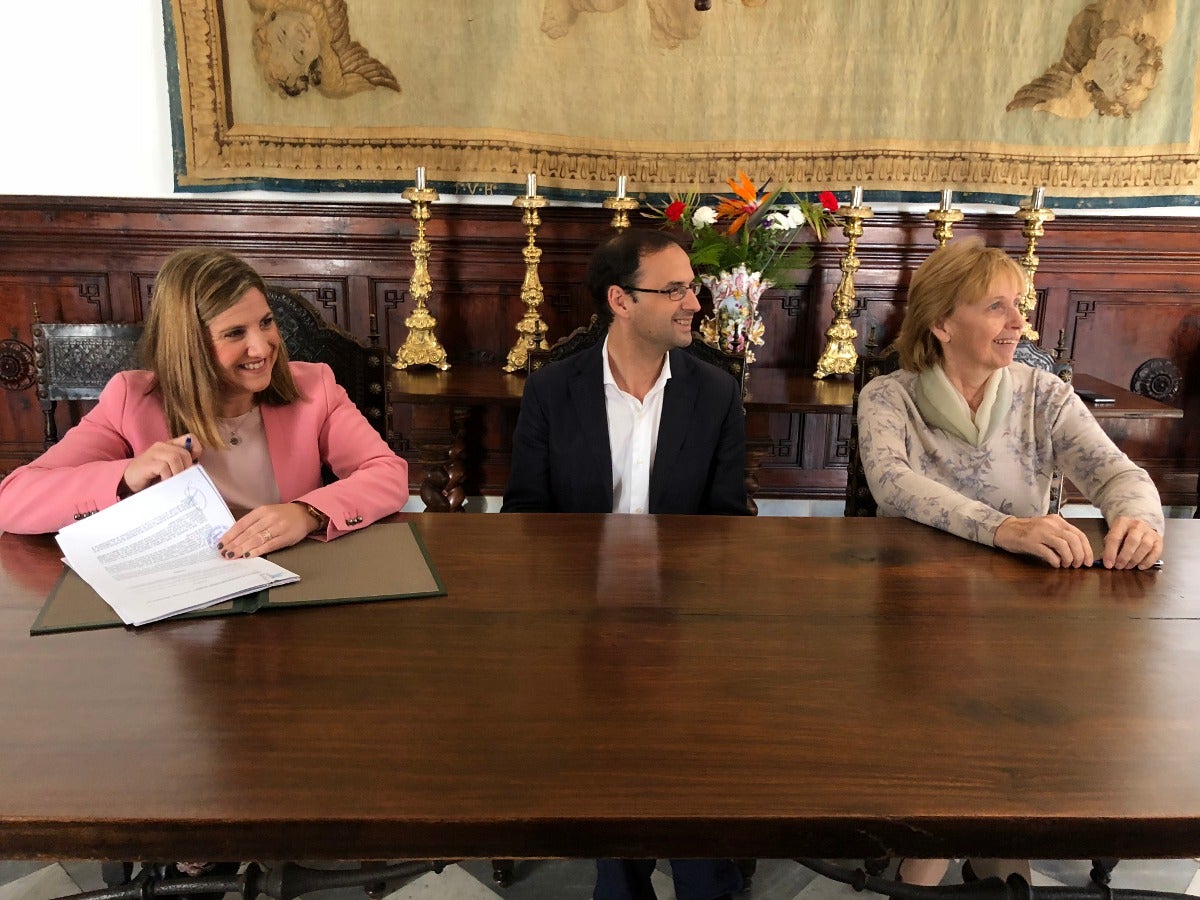 Diputación y Fundación Casa Medina Sidonia refrendan su compromiso por la conservación del archivo general Diputación y Fundación Casa Medina Sidonia refrendan su compromiso por la conservación del archivo general