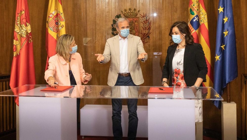 La concejal de Medio Ambiente, Patricia Cavero, el alcalde Jorge Azcón y la presidenta del Colegio de Farmacéuticos, Raquel García.