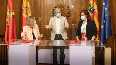 La concejal de Medio Ambiente, Patricia Cavero, el alcalde Jorge Azcón y la presidenta del Colegio de Farmacéuticos, Raquel García. La concejal de Medio Ambiente, Patricia Cavero, el alcalde Jorge Azcón y la presidenta del Colegio de Farmacéuticos, Raquel García.
