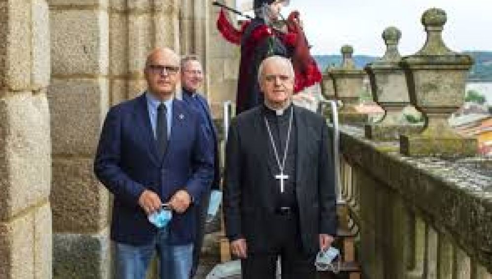 Manuel Baltar y Leonardo Lemos, en la torre de la Catedral de Ourense, supervisando los preparativos del homenaje permanente a las víctimas de COVID19