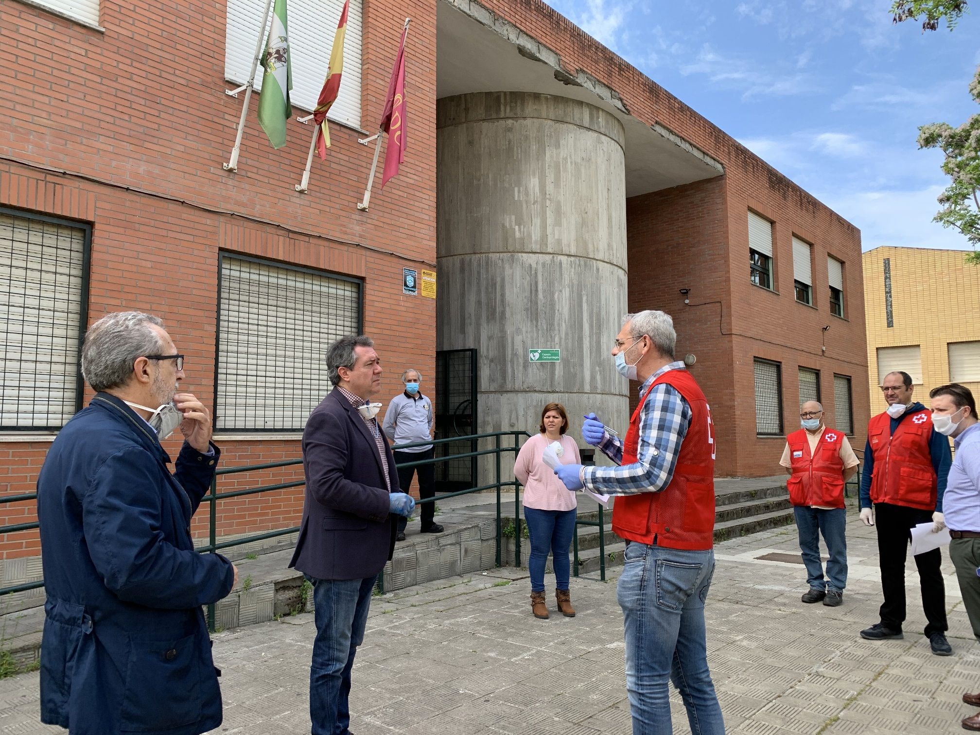 El Ayuntamiento aprueba otros tres millones de euros para garantizar comida, este verano, a 30.000 familias El Ayuntamiento aprueba otros tres millones de euros para garantizar comida, este verano, a 30.000 familias
