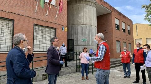 El alcalde de Sevilla, Juan Espadas, junto al delegado de bienestar social, Juan Manuel Flores