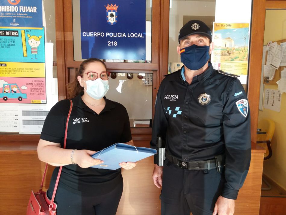 Una vecina de Moral de Calatrava encuentra una carpeta con más de 2.400 euros y la entrega a la Policía Local Una vecina de Moral de Calatrava encuentra una carpeta con más de 2.400 euros y la entrega a la Policía Local