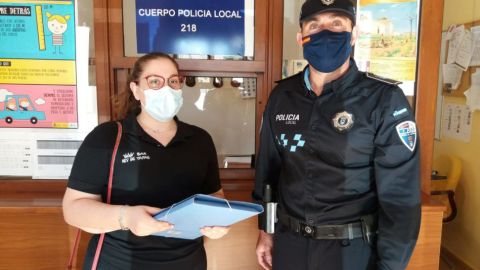 La vecina de Moral entregó la carpeta a la Policía Local La vecina de Moral entregó la carpeta a la Policía Local