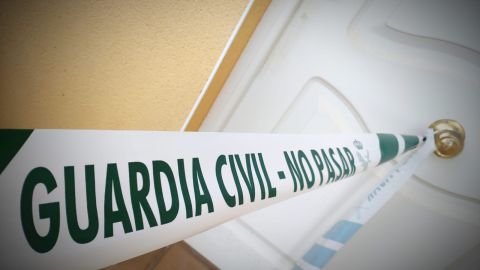 Una de las viviendas precintadas por la Guardia Civil 