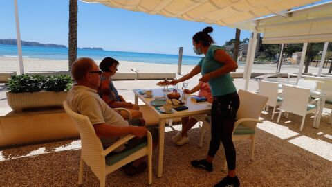 Clientes son atendidos en un bar de Calvi&agrave;. 