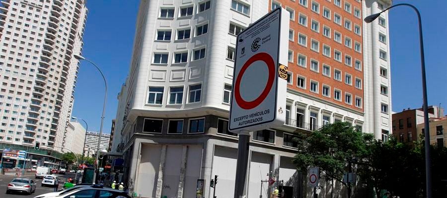 Un cartel de Madrid Central en Plaza España. Un cartel de Madrid Central en Plaza España.
