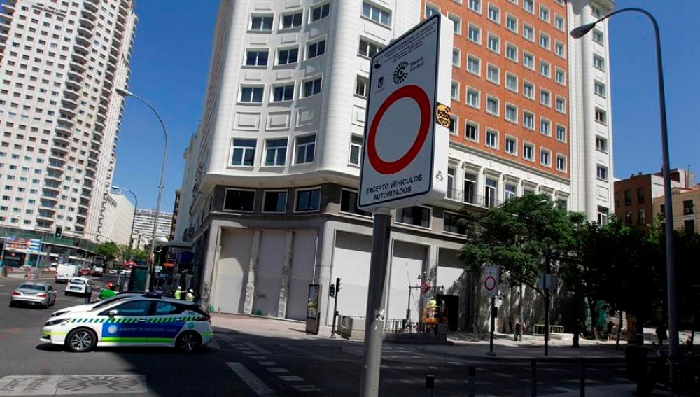 Un cartel de Madrid Central en Plaza España.