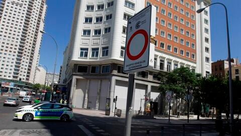 Un cartel de Madrid Central en Plaza Espa&ntilde;a.