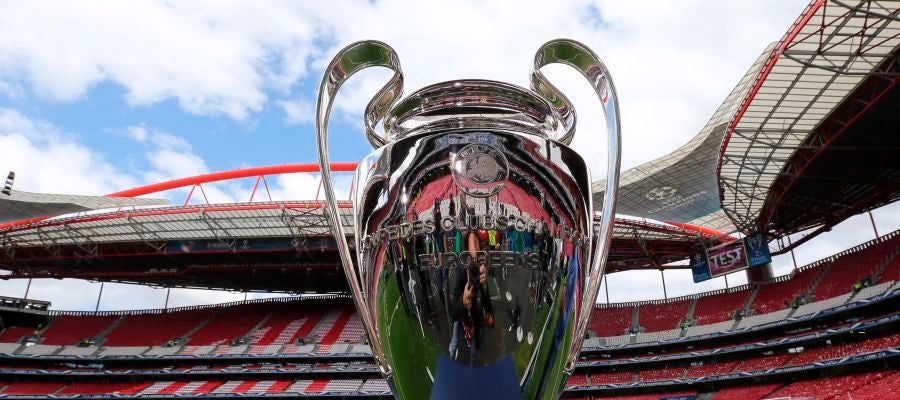 El trofeo de la Champions, en el Estadio da Luz de Lisboa El trofeo de la Champions, en el Estadio da Luz de Lisboa