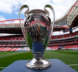 El trofeo de la Champions, en el Estadio da Luz de Lisboa El trofeo de la Champions, en el Estadio da Luz de Lisboa