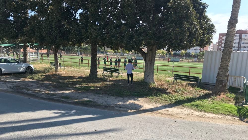 Fede Zomero, presenciando solo el entrenamiento del Elche CF.