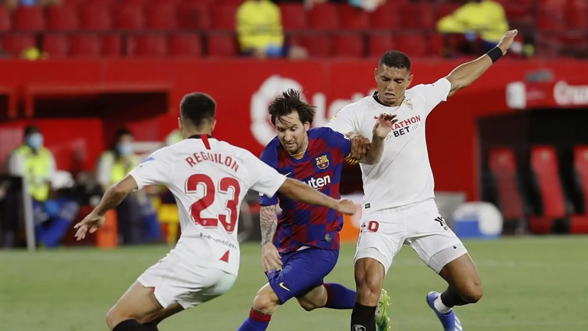 Diego Carlos y Reguilón contra Messi