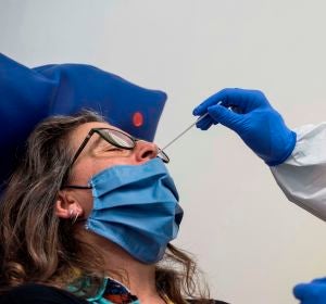 Personal sanitario realiza un test de anticuerpos por COVID-19 Personal sanitario realiza un test de anticuerpos por COVID-19