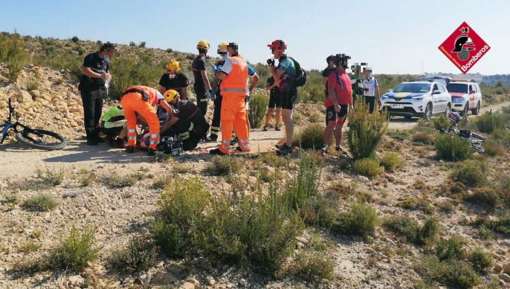 Ciclista accidentado en Elche es atendido por personal del SAMU.