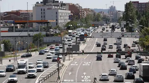 El estado de alarma deja paso a una normalidad condicionada por el virus Tráfico denso en el nudo de la Trinidad de Barcelona este viernes que Cataluña estrena la etapa de la "nueva normalidad", en la que los Mossos d'Esquadra desplegarán este fin de semana, un total de 749 efectivos ante la previsión de un aumento de la movilidad. EFE/Alejandro García