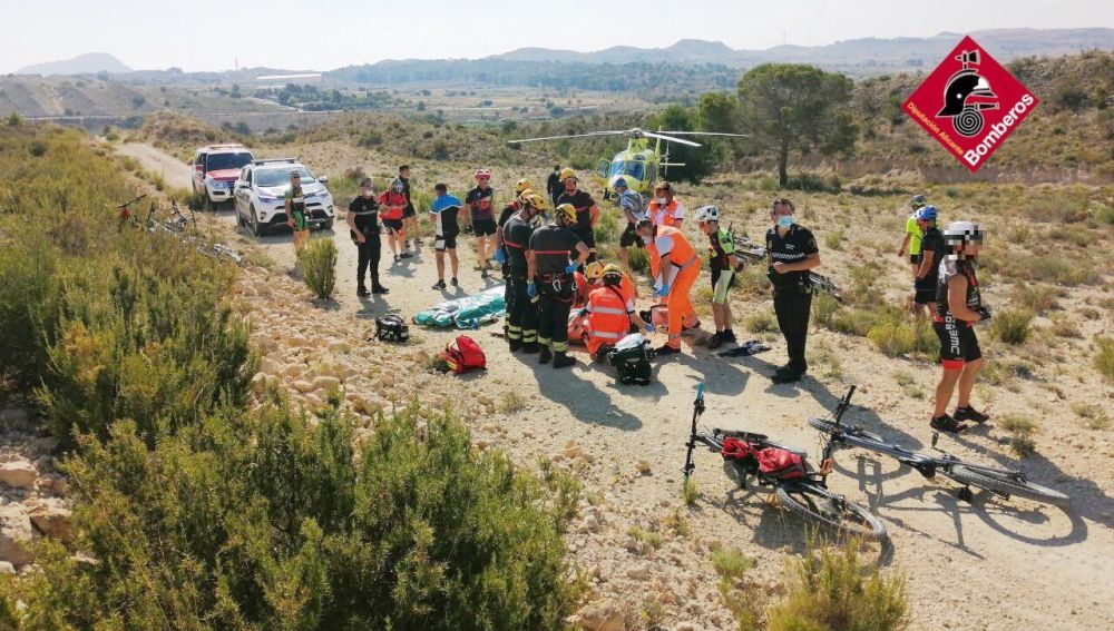 Ciclista herido en Elche es atendido por personal del SAMU.