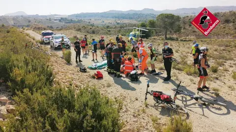 Ciclista herido en Elche es atendido por personal del SAMU. Ciclista herido en Elche es atendido por personal del SAMU.