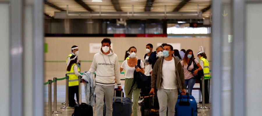 Pasajeros llegan al aeropuerto de Barajas Pasajeros llegan al aeropuerto de Barajas