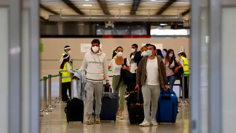 Pasajeros llegan al aeropuerto de Barajas Pasajeros llegan al aeropuerto de Barajas