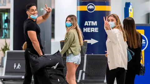 Viajeros ataviados con mascarillas a su llegada al Aeropuerto de Palma Viajeros ataviados con mascarillas a su llegada al Aeropuerto de Palma