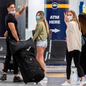 Viajeros ataviados con mascarillas a su llegada al Aeropuerto de Palma