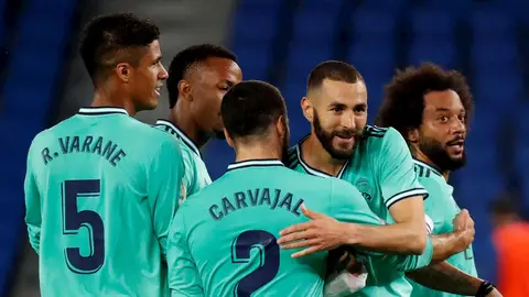El Real Madrid celebra uno de sus goles ante la Real Sociedad El Real Madrid celebra uno de sus goles ante la Real Sociedad