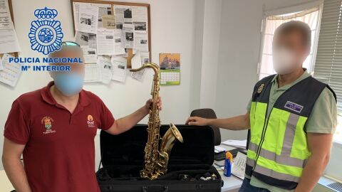 Agentes de la Polic&iacute;a Nacional con el saxof&oacute;n de alta gama recuperado en Elche.