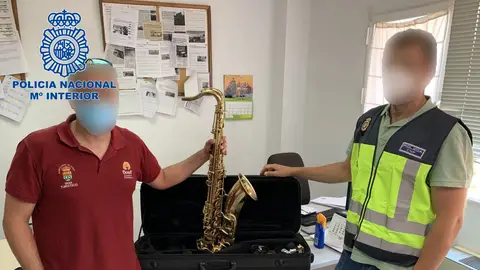 Agentes de la Policía Nacional con el saxofón de alta gama recuperado en Elche. Agentes de la Policía Nacional con el saxofón de alta gama recuperado en Elche.